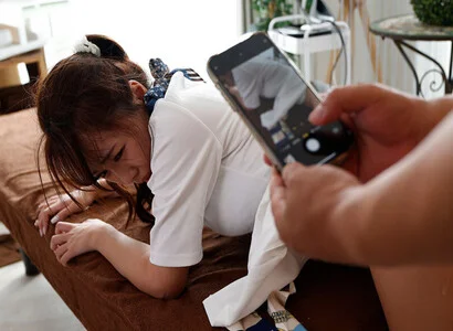 Em nhân viên ở tiệm triệt lông thì đè ra hiếp