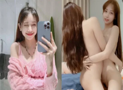 Cô nàng Lâm Thái Vy và bạn thân móc bím nhau ngay trong khi phát trực tiếp