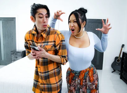 Con trai kia làm cho mẹ kế xăm trổ hàng múp lên đỉnh