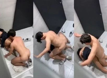 Cặp đang quan hệ bị bắt gặp đang quan hệ trong WC