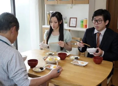 Nứng quá, con dâu banh vùng kín cho bố chồng nện